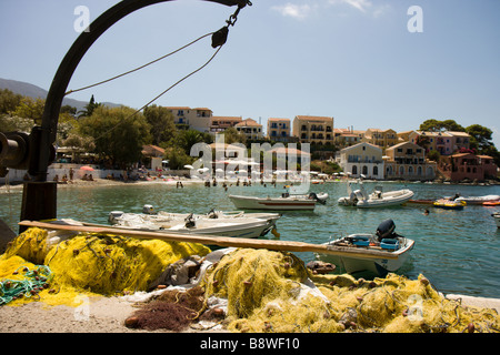 Filets de pêcheurs sur quai à Assos Kefalonia Banque D'Images