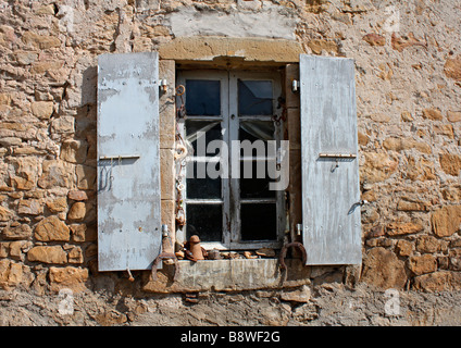 Dans la fenêtre à volets en bois de Rennes-le-Château, département de l'Aude, Languedoc-Roussillon. France Banque D'Images
