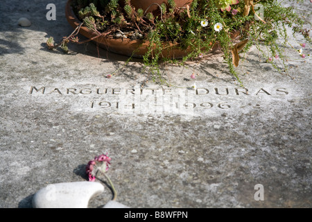 Pierre tombale marquant la tombe de Marguerite Duras Cimetière Montparnasse, Paris France Banque D'Images