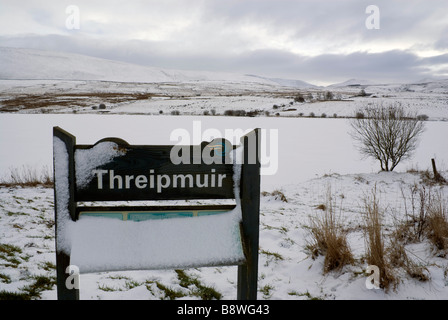 Vue d'un harfang Threipmuir Threipmuir congelés signe et un réservoir, dans les Pentland Hills près d'Édimbourg, Écosse Banque D'Images