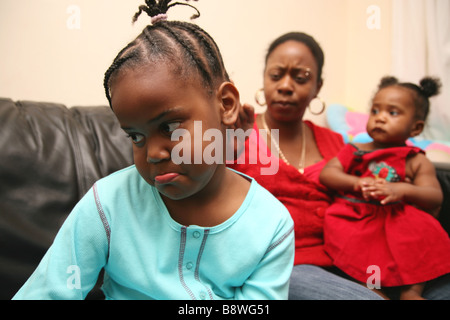 Dit la mère de fille désobéissante Banque D'Images