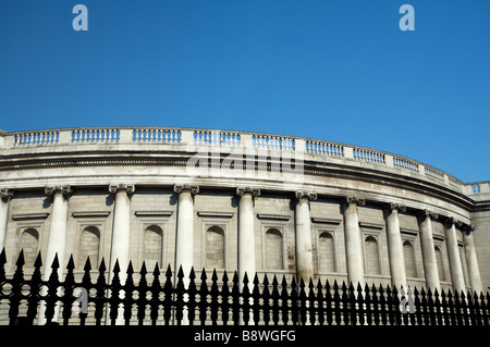 La Banque d'Irlande sur College Green Dublin Irlande en plein soleil avec un ciel bleu et noir à l'avant garde-corps Banque D'Images