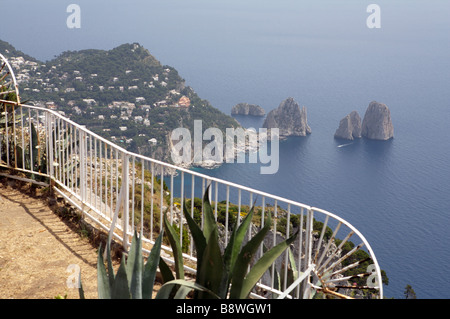 La vue de la station de visualisation en haut de l'îles de Capri sur le littoral avec des rochers Faraglioni Banque D'Images