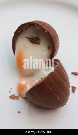 Un Cadbury's creme egg Banque D'Images