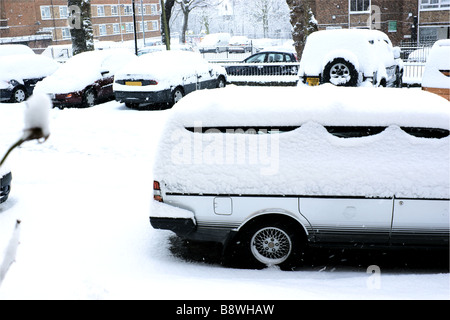 Parking sur un North London Council Estate le matin après de fortes chutes de neige pendant la nuit. Banque D'Images