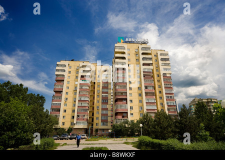 Immeuble à Almaty (Sama microdistrict), Kazakhstan, avec ABN-AMRO BANK logo néon sur le dessus Banque D'Images