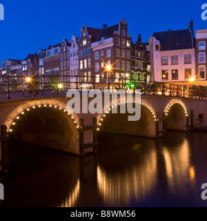 Pont sur le canal Singel à Amsterdam dans la nuit Banque D'Images