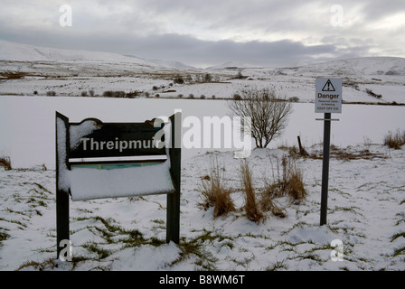 Vue d'une Threipmuir Reservoir, dans les Pentland Hills près d'Édimbourg, Écosse Banque D'Images