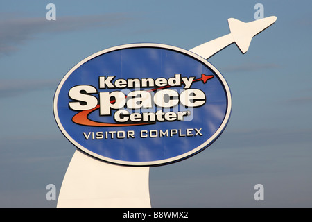 Panneau routier à l'entrée à la NASA au Centre spatial Kennedy, à Cap Canaveral, Floride, USA Banque D'Images