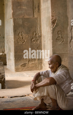 La nonne bouddhiste se trouve à Angkor Wat Banque D'Images