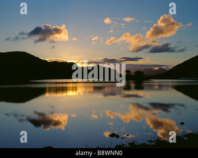 Coucher du soleil sur le Loch Droma (entre Ullapool et Garve), région des Highlands, Ecosse, Royaume-Uni. Banque D'Images