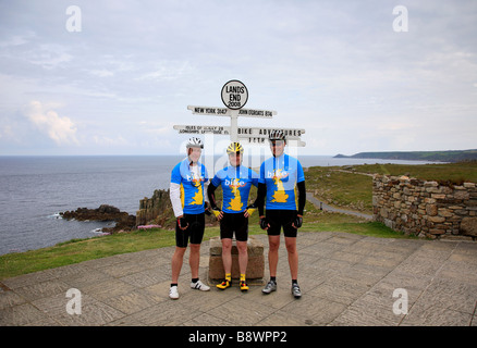 Les cyclistes masculins 3 Départ de la fin des terres à John O'Groats à longue distance Fin Cycle Ride Cornwall County England UK Banque D'Images