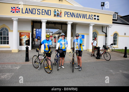 Les cyclistes masculins 3 Départ de la fin des terres à John O'Groats à longue distance Fin Cycle Ride Cornwall County England UK Banque D'Images