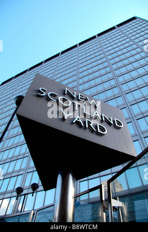 La renommée affiche à l'extérieur de New Scotland Yard, QG de la Police métropolitaine de Londres. Banque D'Images