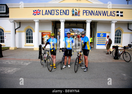 Les cyclistes masculins 3 Départ de la fin des terres à John O'Groats à longue distance Fin Cycle Ride Cornwall County England UK Banque D'Images