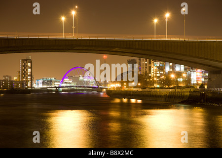 Regardant sous le pont de Kingston à Glasgow vers la Clyde Arc (aux) Pont de nuit Banque D'Images
