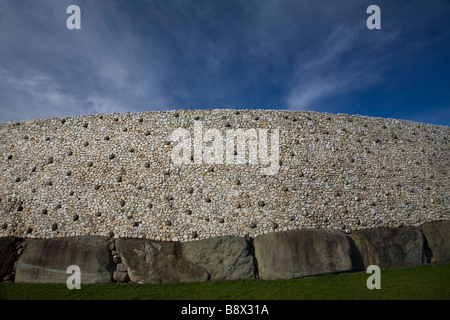 La paroi extérieure de quartz à Newgrange comté de Meath Irlande Banque D'Images