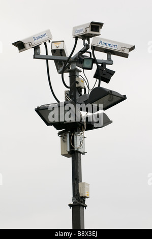 Un groupe de caméras de surveillance et des projecteurs montés sur un poste dans un parking dans le Worcestershire England UK Banque D'Images