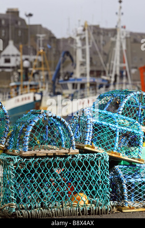 Ligne pots de homard et de crabe de la côte à Port de Peterhead, en Écosse, au Royaume-Uni, le plus grand port du corégone au Royaume-Uni Banque D'Images