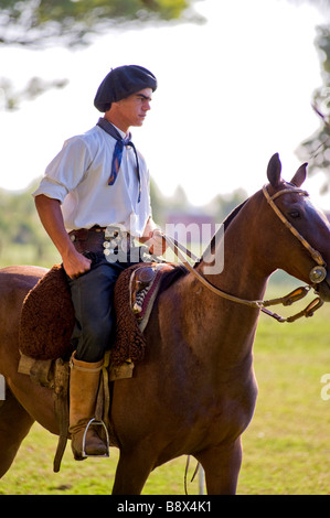 Les jeunes Gaucho à cheval - Argentine Banque D'Images