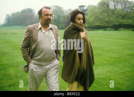 Sir Peter Hall et épouse Maria Ewing Glyndebourne Festival Opéra Lewes East Sussex Angleterre 1984. ANNÉES 1980 ROYAUME-UNI HOMER SYKES Banque D'Images