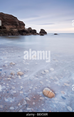 Roche calcaire unique d'être entraînés par la marée à 'Le Wherry' une anse sur la côte de South Tyneside près de South Shields Banque D'Images