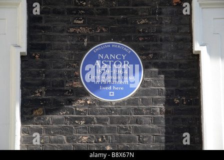 Une plaque bleue GLC en dehors de la maison de Nancy Astor, la première femme à siéger au Parlement. Banque D'Images