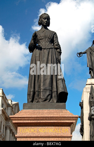 La statue de Florence Nightingale, partie de la guerre de Crimée Memorial à Waterloo Place, Londres. Banque D'Images