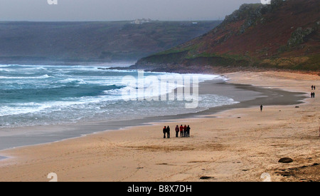 Les gens qui marchent sur la plage de Sennen à Cornwall le un jour brumeux. Banque D'Images