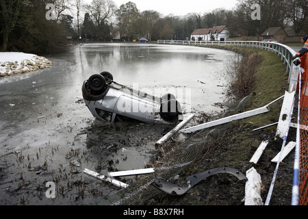 Accident de voiture en étang gelé UK Banque D'Images