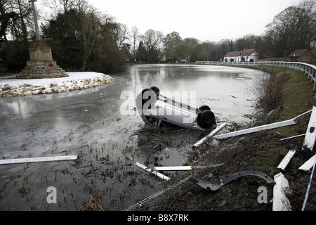 Accident de voiture en étang gelé UK Banque D'Images