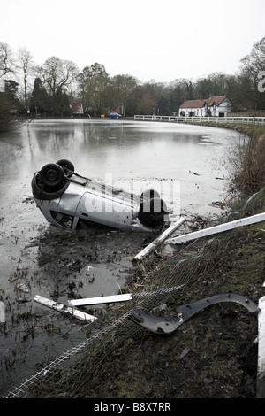 Accident de voiture et renversée en étang gelé UK Banque D'Images