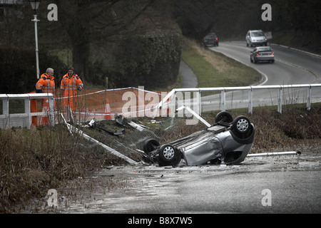 Panne de voiture et renversée en étang gelé UK Banque D'Images