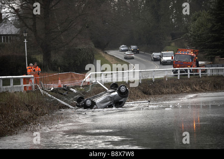 Accident de voiture en étang gelé UK Banque D'Images