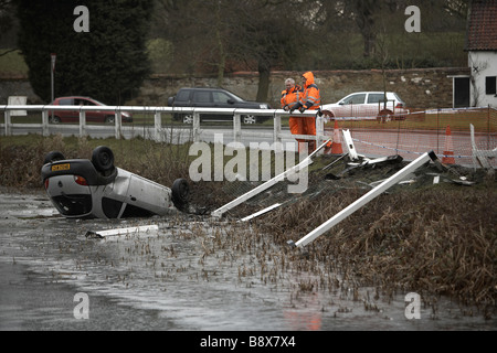 Accident de voiture en étang gelé UK Banque D'Images