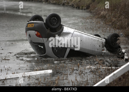 Accident de voiture en étang gelé UK Banque D'Images