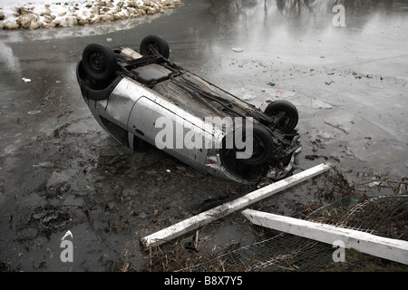 Accident de voiture en étang gelé UK Banque D'Images