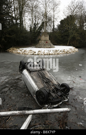 Accident de voiture en étang gelé Banque D'Images