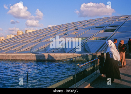 Les gens à la bibliothèque d'alexandrie Alexandrie Egypte Afrique du Nord Banque D'Images