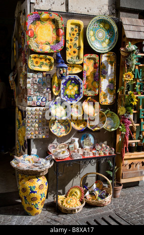 Plaques souvenirs en céramique/Plaques affichés à l'extérieur d'une boutique à Orvieto, Ombrie Banque D'Images