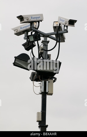 Un groupe de caméras de surveillance et des projecteurs montés sur un poste dans un parking dans le Worcestershire England UK Banque D'Images