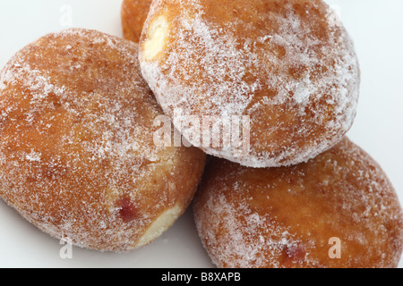 Close up de quatre contre-sucrées donuts sur un fond blanc. Banque D'Images