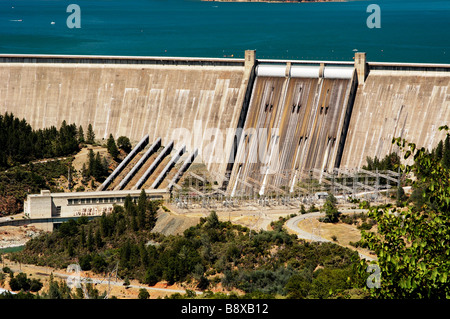 Barrage de Shasta situé sur la rivière Sacramento, en Californie du Nord est utilisé pour la production d'énergie hydroélectrique Banque D'Images