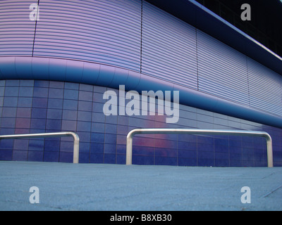 Colorful wall de shopping mall avec barrière Retail Park Roermond Pays-Bas Europe Banque D'Images