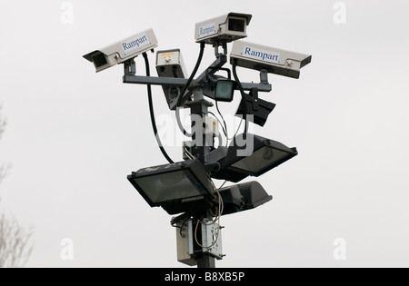 Un groupe de caméras de surveillance et des projecteurs montés sur un poste dans un parking dans le Worcestershire England UK Banque D'Images