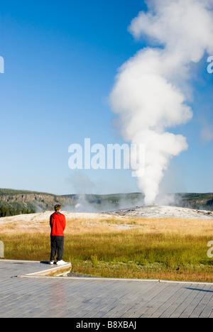 L'observation touristique aussi vieux Fathful geyser éclate dans le Parc National de Yellowstone Banque D'Images