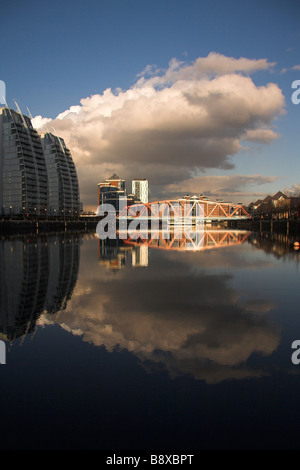 Appartements modernes, Huron, bassin, pont de Detroit avec Victoria House en arrière-plan, Salford Quays, Manchester, UK Banque D'Images