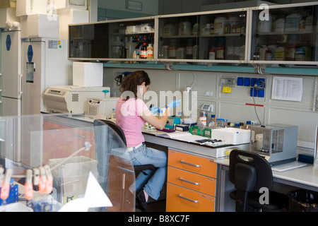 Chercheur en laboratoire, Istituto di Ricerche farmacologiche Mario Negri, Milan, Italie Banque D'Images