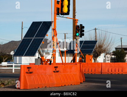 Alimentation solaire temporaire de feux de circulation à une intersection de rues Banque D'Images