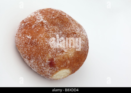 Un seul beignet confiture sucrée sur un fond blanc. Banque D'Images